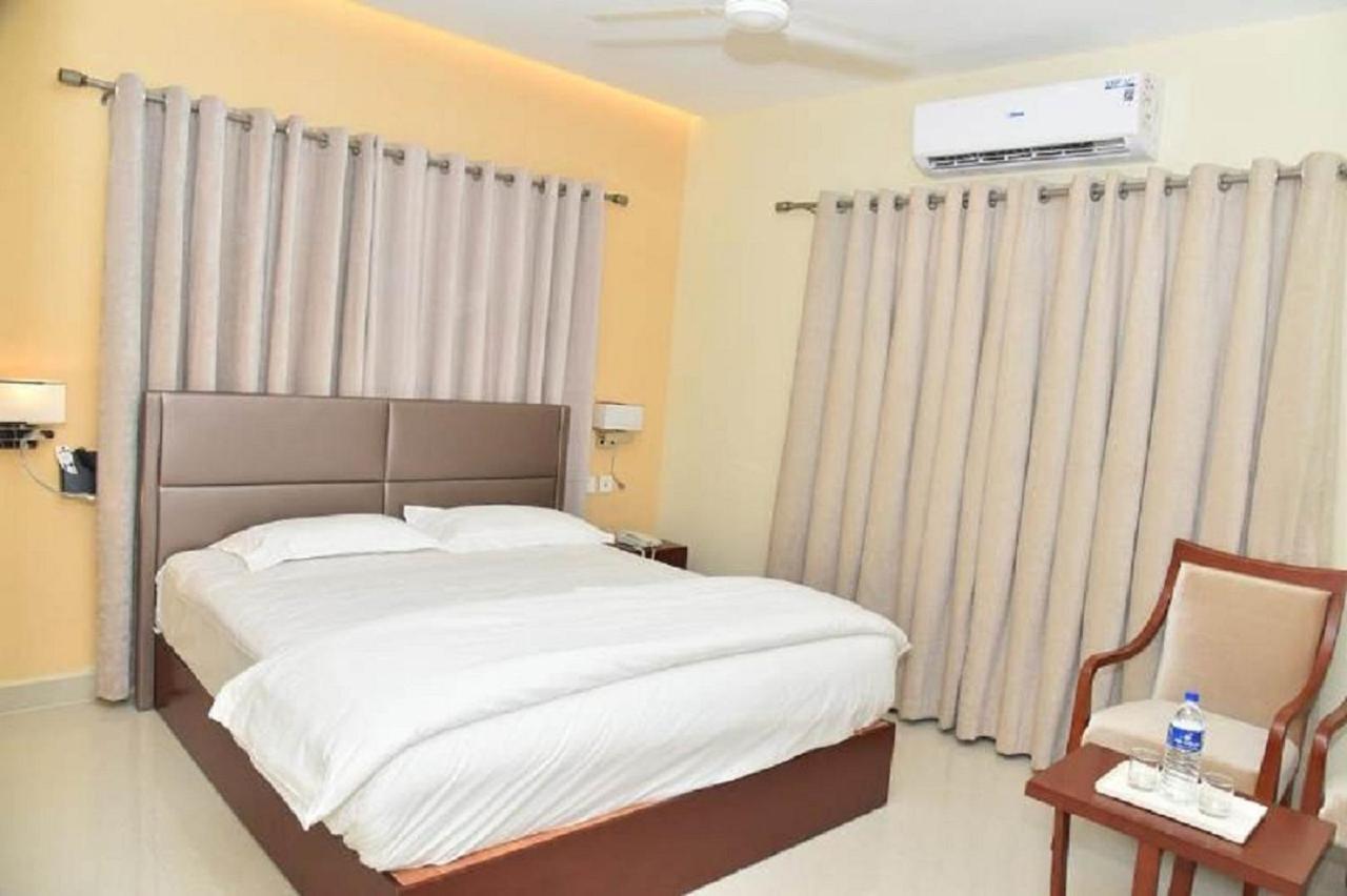 Ganesh Meridian Tiruppattur Dış mekan fotoğraf